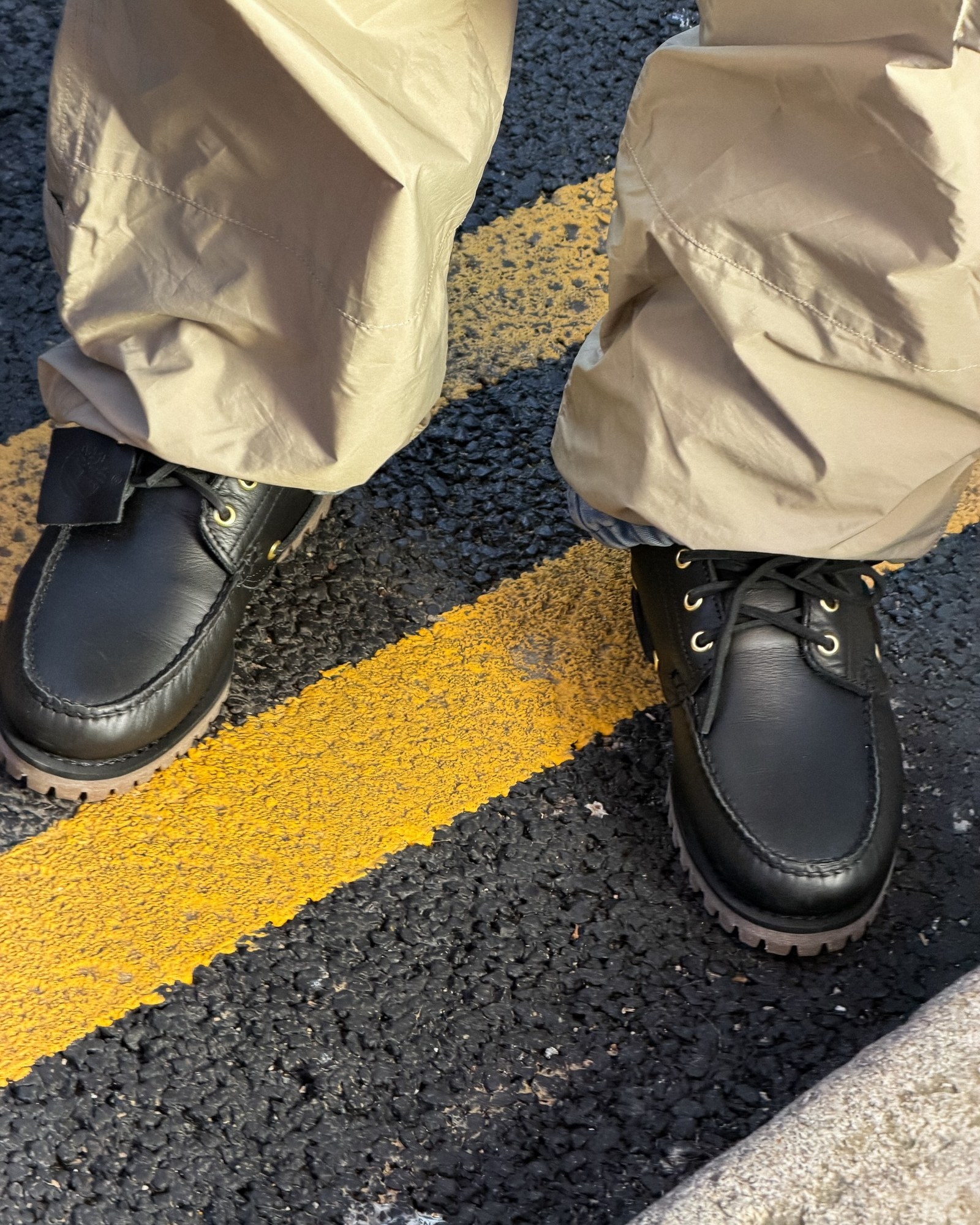 3-Eye Lug in black, on the line.